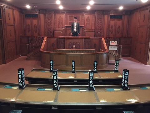 国会議事堂の本会議場がリアルに再現されています
