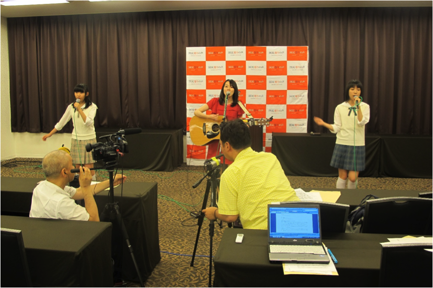 制服向上委員会のRIANさん、橋本美香さん、野見山杏里さん(左から)。野見山さんは19歳で今回から投票権を得たとのこと