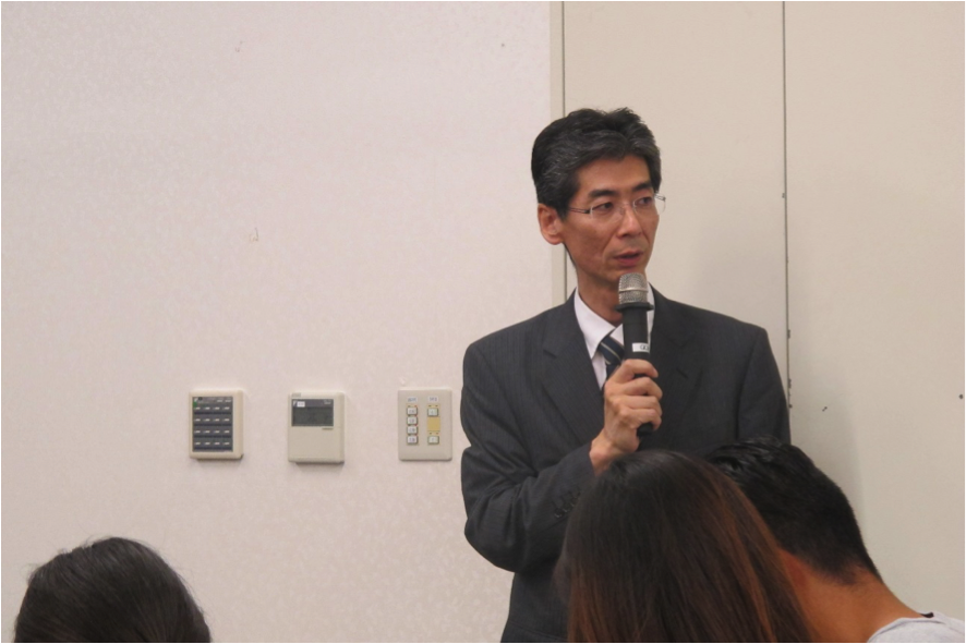 司会の園田康博氏