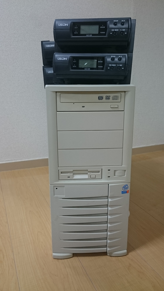 (世論調査の集計で使用する機材)