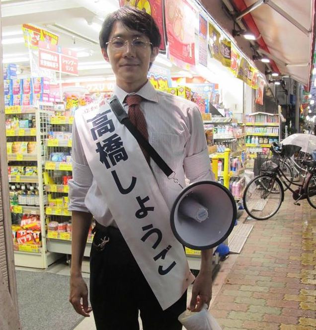 (選挙期間中の高橋氏。ボランティアも少なく、ほぼ1人で活動していた)