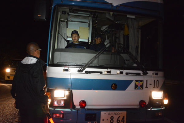 (品川ナンバーの警察車両が、我がもの顔で沖縄を走る。=3日午前4時46分、東村赤橋南詰 撮影:筆者=)