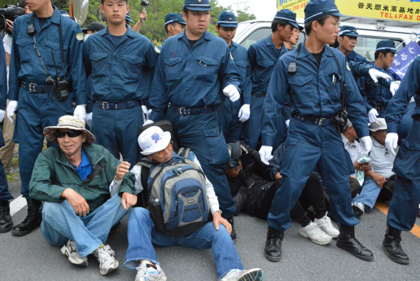 (警察はこの日、住民・市民40人に対して160人の機動隊員を出して道路から強制排除した。=1日、東村高江 撮影:筆者=)