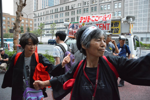 反原発風にアレンジした「かんしょ踊り」が披露された。=11日、経産省前 撮影:筆者=