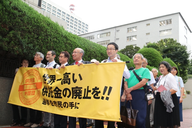 東京地方裁判所前にて、原告団と傍聴希望者が集う