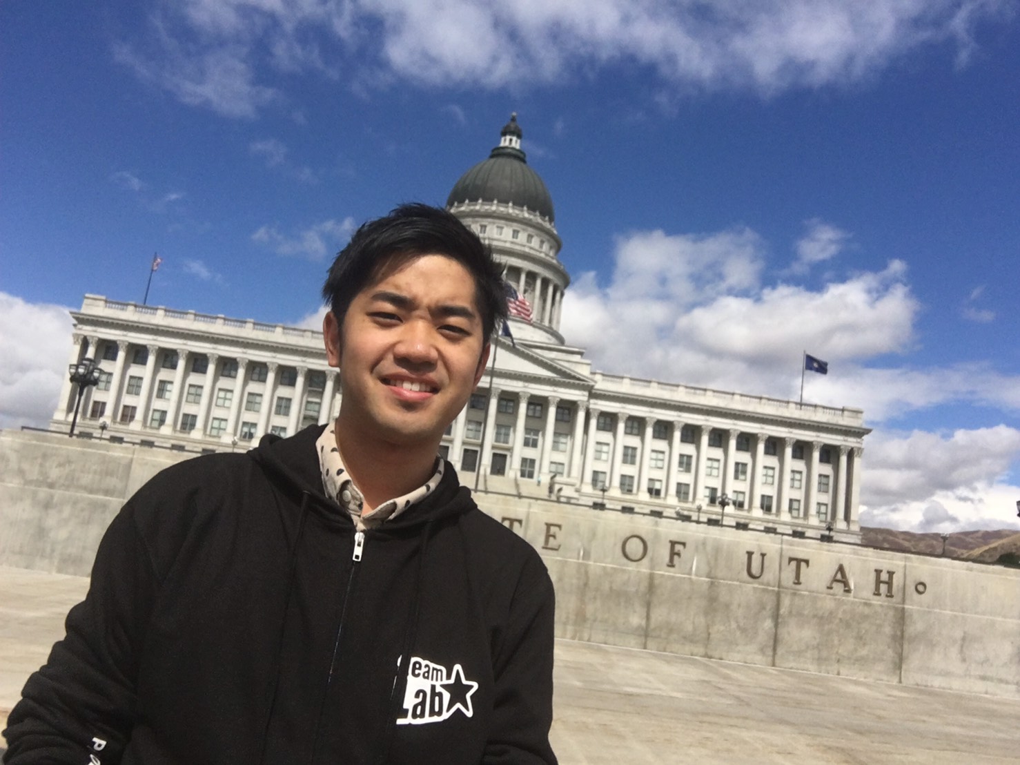 (後ろに写っているのはユタ州の議事堂です)