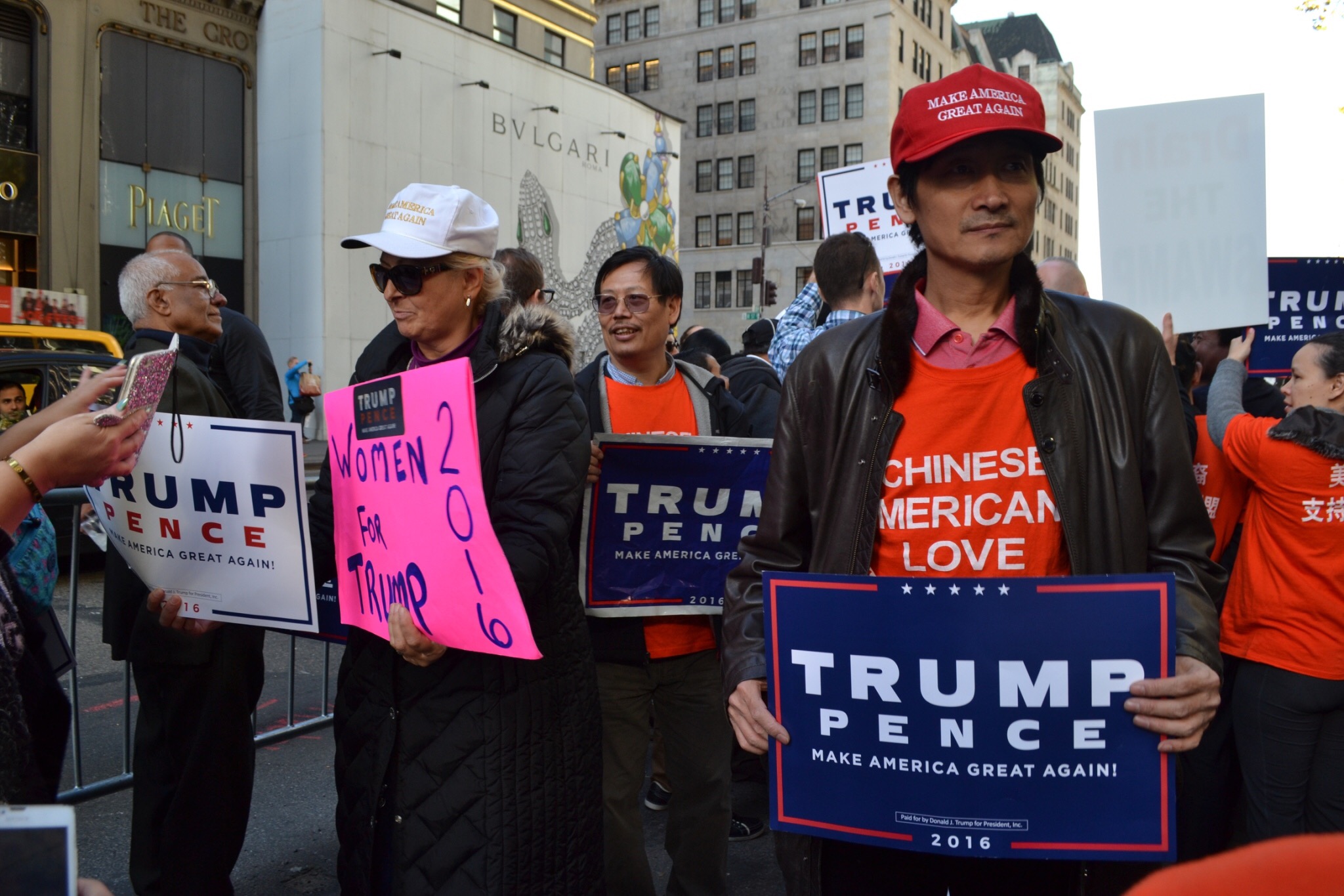 (手前の男性のTシャツには「中国系アメリカ人はトランプを支持する」と書いてあります)