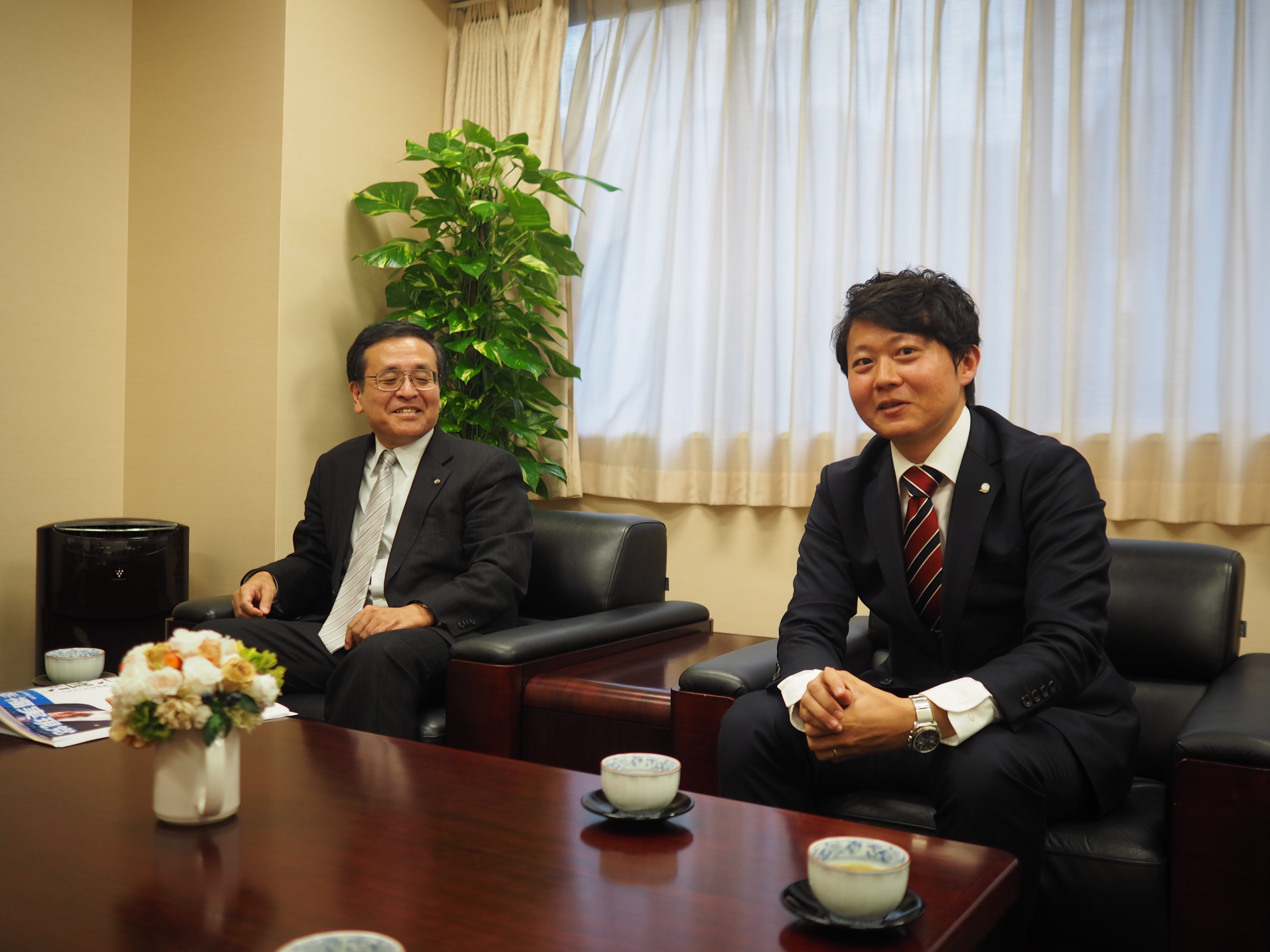 選対委員長 松島弘典氏(左)と吉井としみつ氏(右)