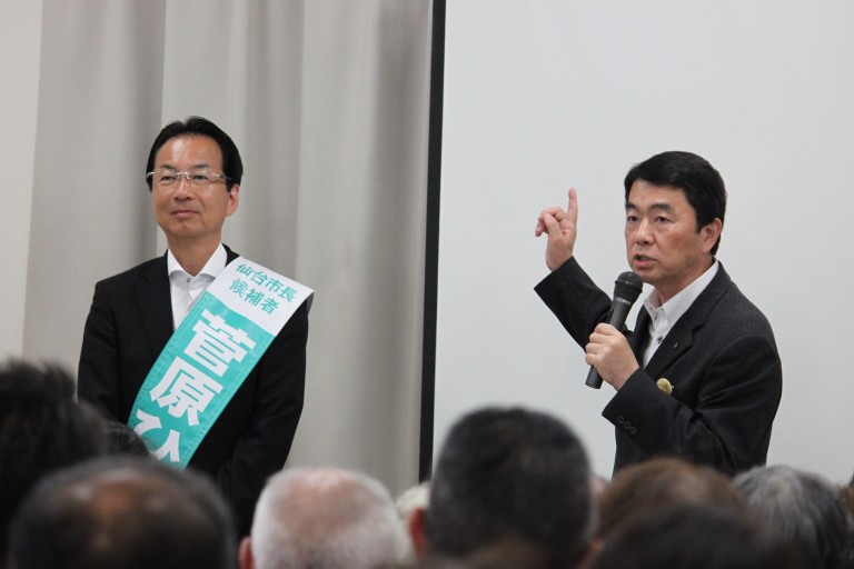 菅原氏(左)の応援に駆け付けた村井知事(右)。