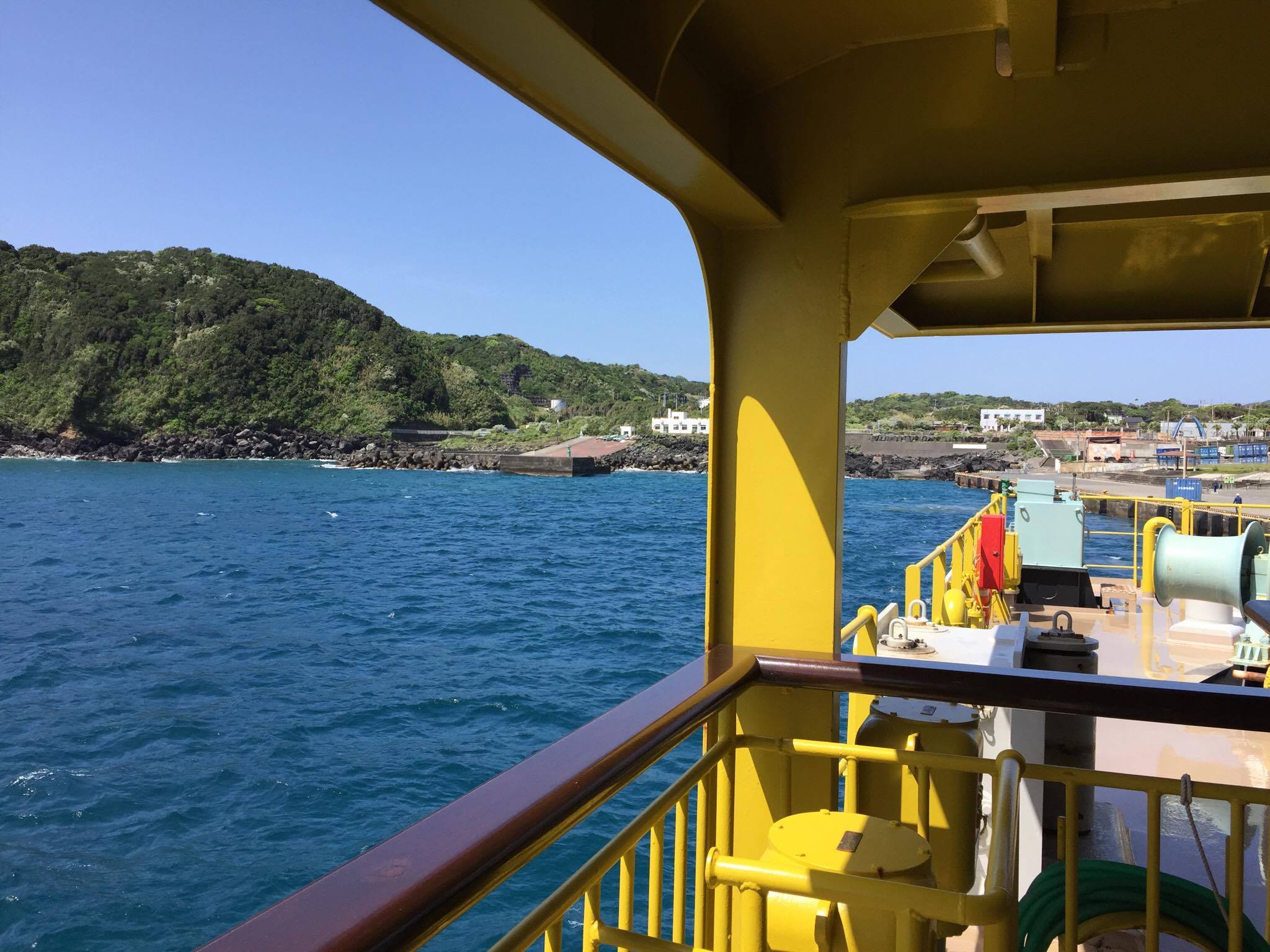 大型客船橘丸から望む八丈島 青ヶ島にアクセスするにはこの船で品川から10時間以上かけて八丈島到着したのち、船を乗り換えてさらに約3時間かかる
