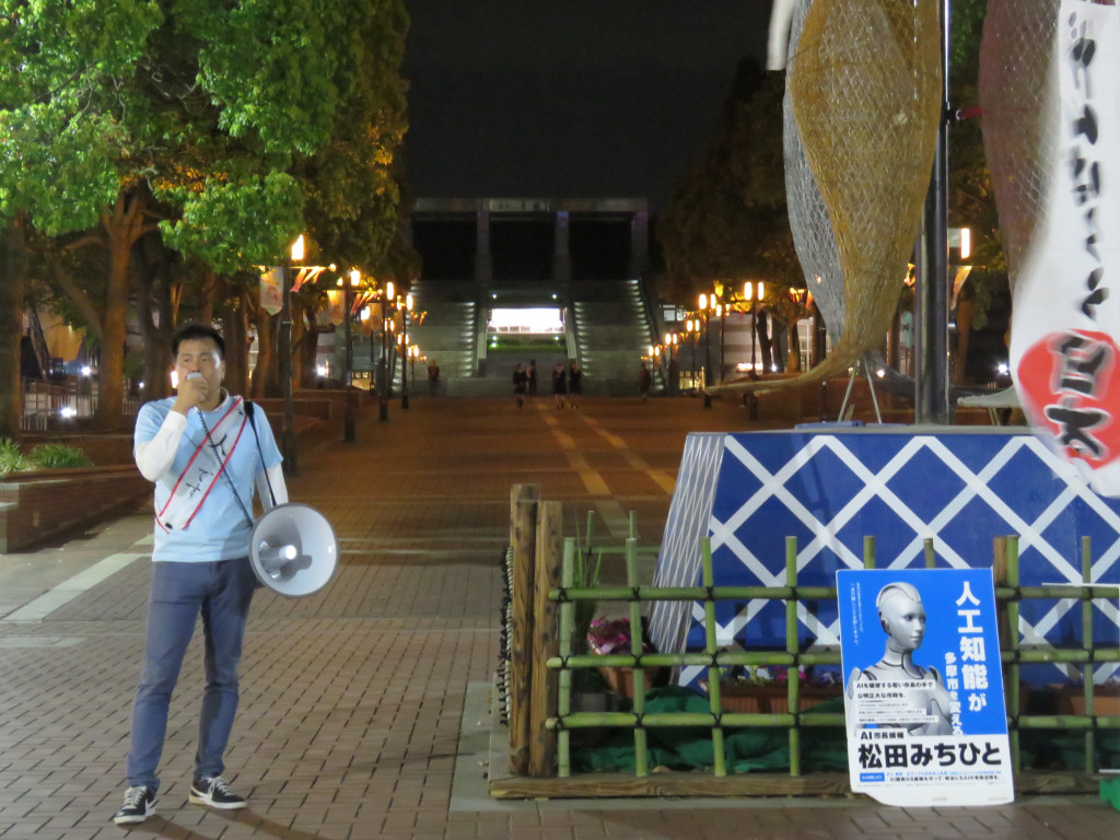 (街頭演説を行う松田候補)